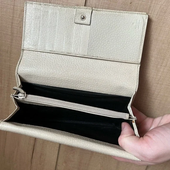 Gucci Beige and Brown Monogram Clutch - Picture 2 of 5